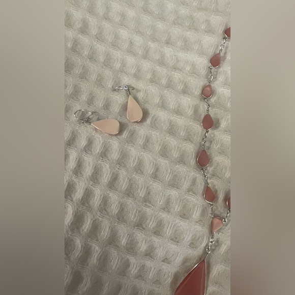 Pink matching necklace and earrings set. - Picture 2 of 3